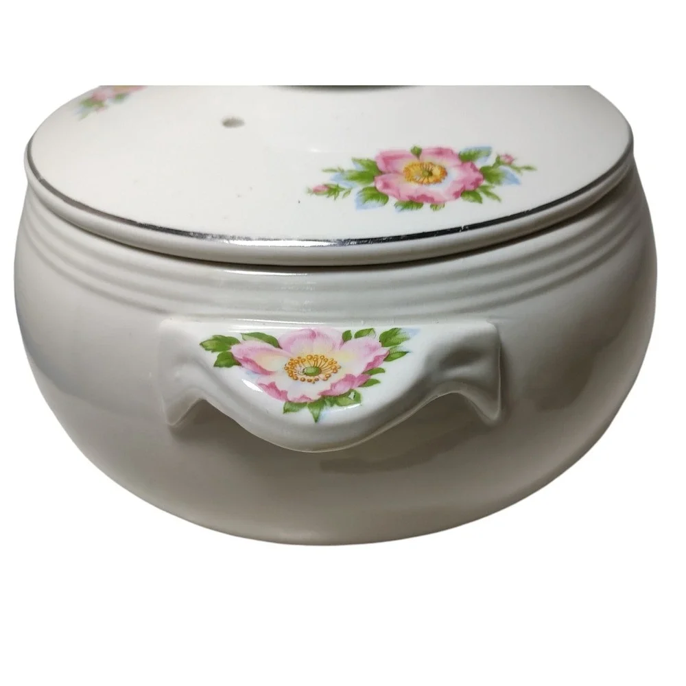 Halls Superior Covered Casserole Dish Quality Kitchenware‎ Rose White Two Quart